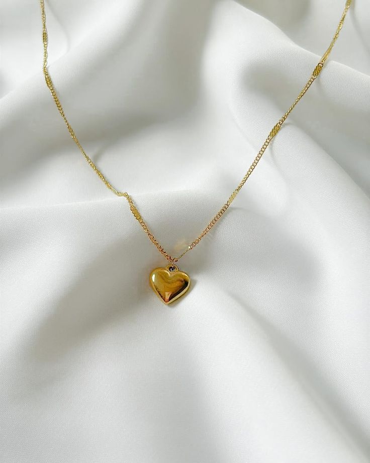 gold heart pendant necklace